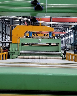 Macchina di taglio della lamiera di acciaio 3000KG con velocità il sistema di esercizio del touch screen e 0-100m/min di taglio