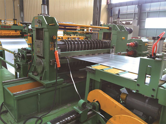 MA (il foglio sottile di 0.2~1)×600mm che fende la linea per le bobine 8000kg con il decoiler hydrualic del singolo braccio ha fatto dalla Cina