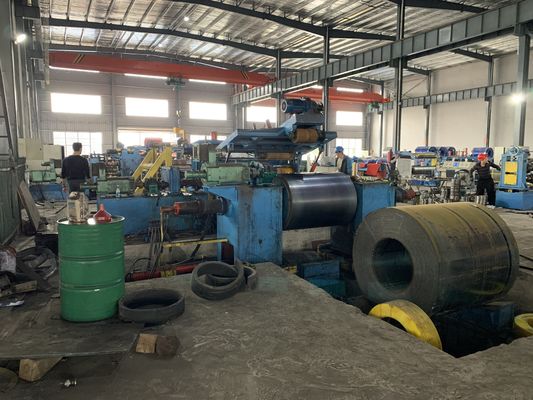 La macchina di taglio automatica della striscia d'acciaio spessa media per il taglio automatico laminato a freddo della bobina d'acciaio funziona di attrezzatura