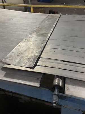 La macchina di taglio automatica della striscia d'acciaio spessa media per il taglio automatico laminato a freddo della bobina d'acciaio funziona di attrezzatura