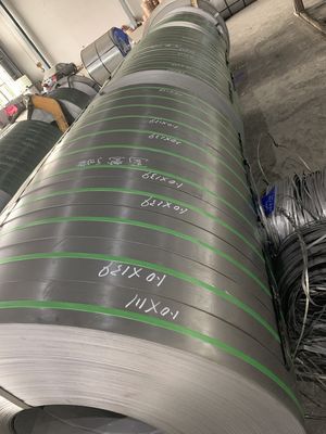 La macchina di taglio automatica della striscia d'acciaio spessa media per il taglio automatico laminato a freddo della bobina d'acciaio funziona di attrezzatura
