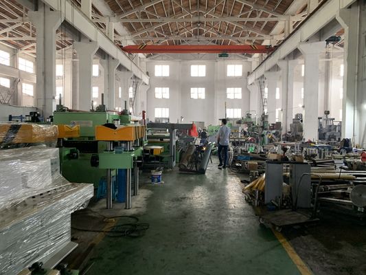 La bobina d'acciaio che fende la linea ha usato a spessore 0.6~10mm per il laminatoio a freddo, il mulino di tubo saldato, il rotolo che formano la macchina, ecc